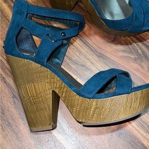 Beautiful teal green heels. 10w